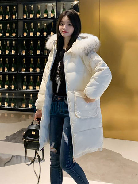 Modern női téli kabát kapucnival és zsebekkel