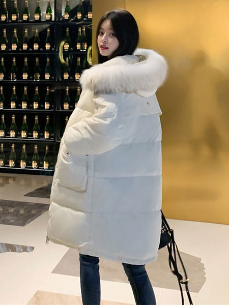 Modern női téli kabát kapucnival és zsebekkel