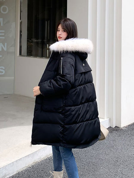 Modern női téli kabát kapucnival és zsebekkel