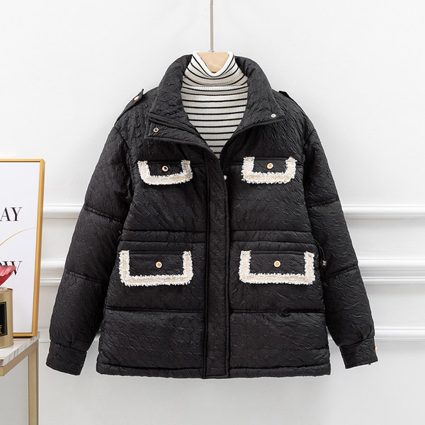 Elegáns női rövid kabát spitz nyakkivágással és gombokkal