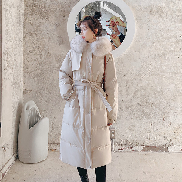 Dugačka ženska jakna s perom i remenom