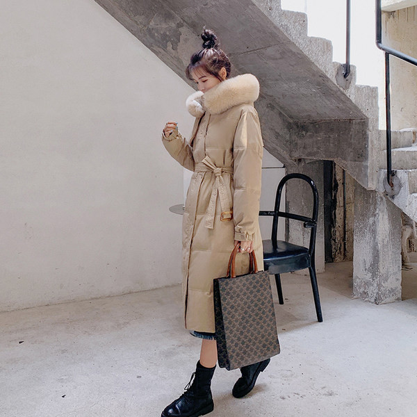 Dugačka ženska jakna s perom i remenom