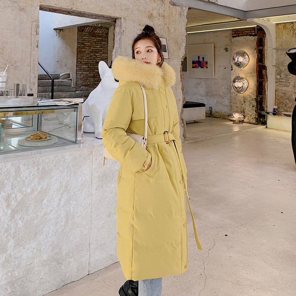 Dugačka ženska jakna s perom i remenom