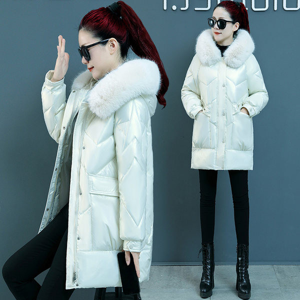 Meleg téli kabát közepes hosszúsággal és fényes hatással