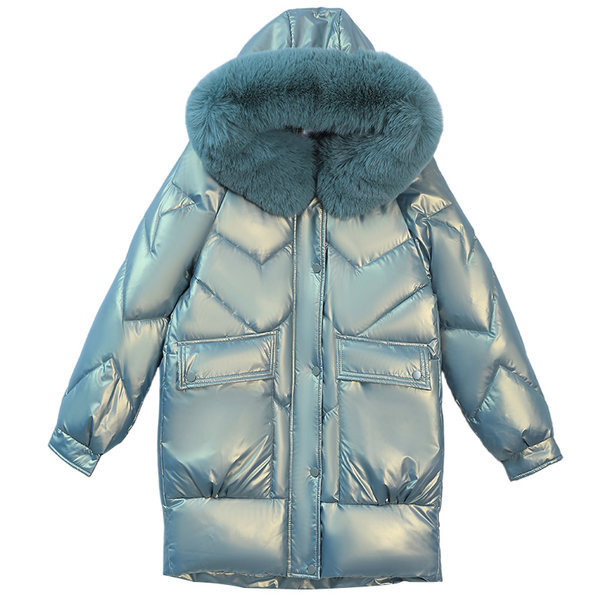 Meleg téli kabát közepes hosszúsággal és fényes hatással