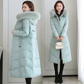 Téli hosszú női kabát kapucnival és derékkötővel