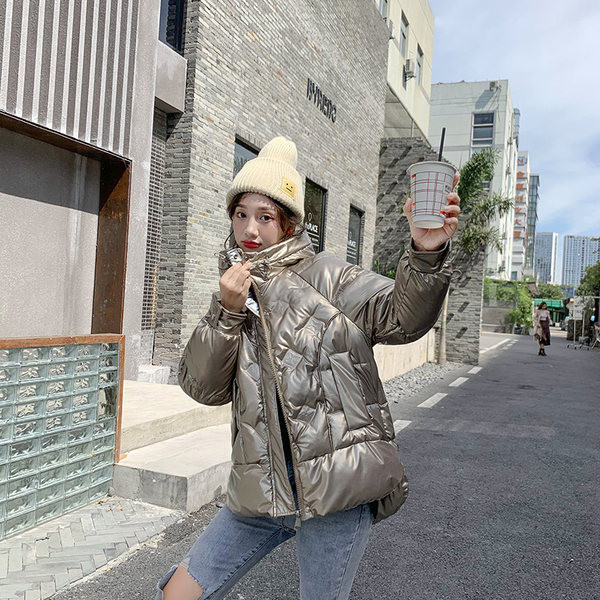 Széles női kabát fényes hatással