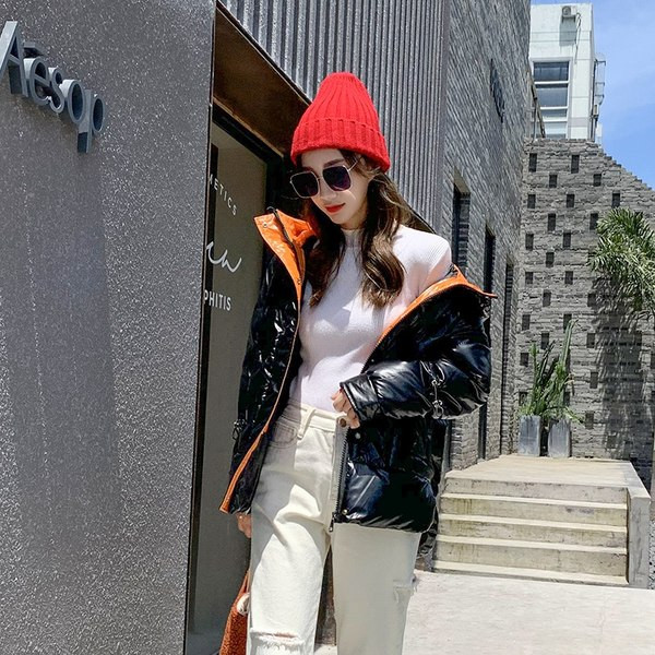 Széles női kabát fényes hatással