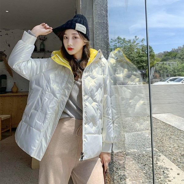 Széles női kabát fényes hatással