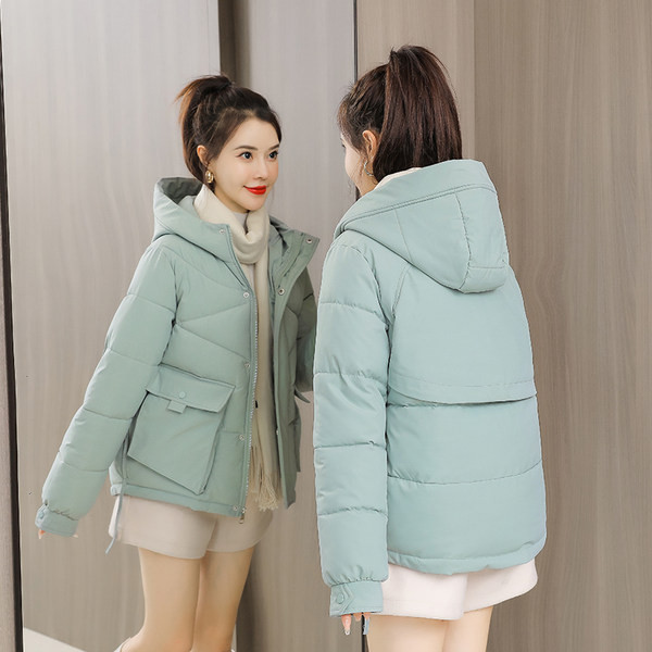 Téli kabát kapucnival és zsebekkel