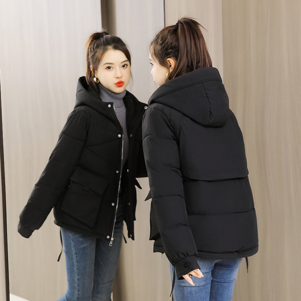 Téli kabát kapucnival és zsebekkel