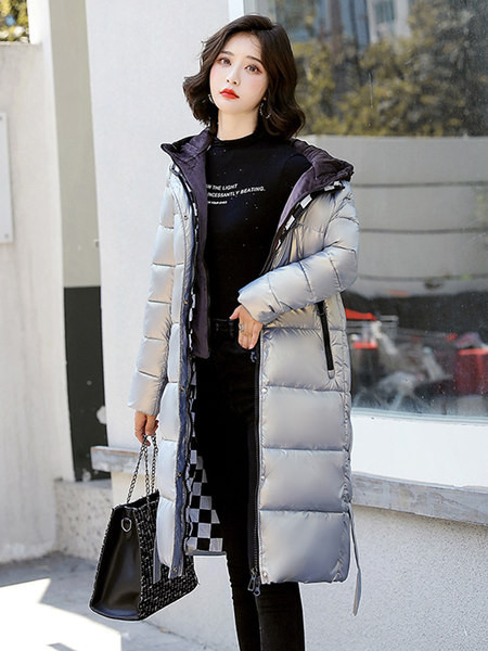 Sima modell női téli kabát kapucnival és nyakkendővel