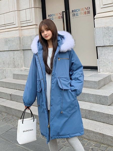 Hosszú téli kabát zsebekkel és cipzárral