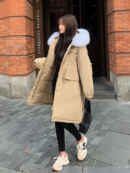 Hosszú téli kabát zsebekkel és cipzárral