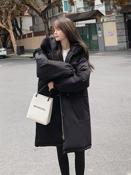 Hosszú téli kabát zsebekkel és cipzárral