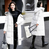 Hosszú női téli kabát kapucnival és felirattal