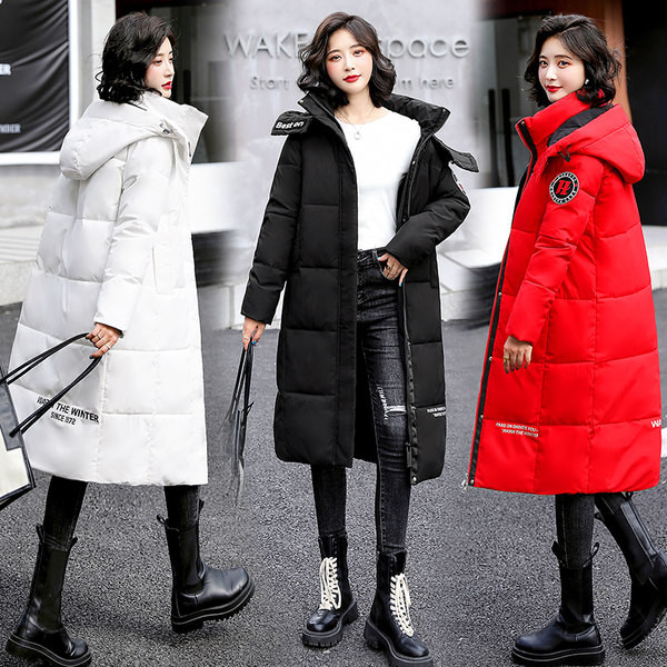 Hosszú női téli kabát kapucnival és felirattal