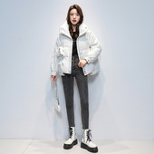 Széles modell női kabát 3D elemmel a zsebében