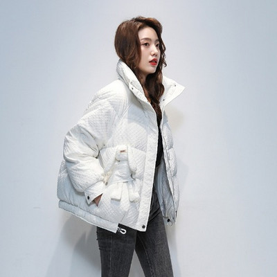 Széles modell női kabát 3D elemmel a zsebében