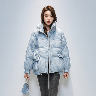 Széles modell női kabát 3D elemmel a zsebében