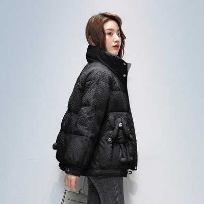 Széles modell női kabát 3D elemmel a zsebében