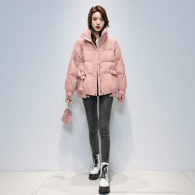 Széles modell női kabát 3D elemmel a zsebében