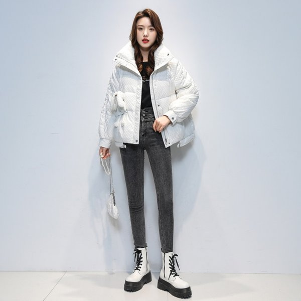 Széles modell női kabát 3D elemmel a zsebében