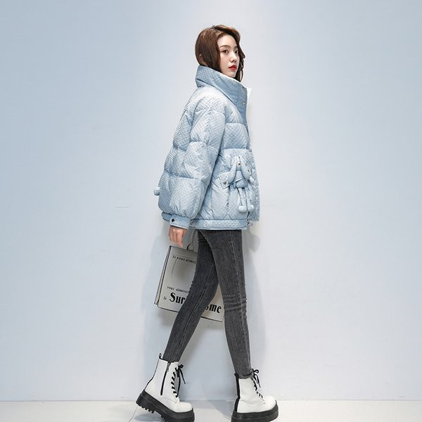 Széles modell női kabát 3D elemmel a zsebében