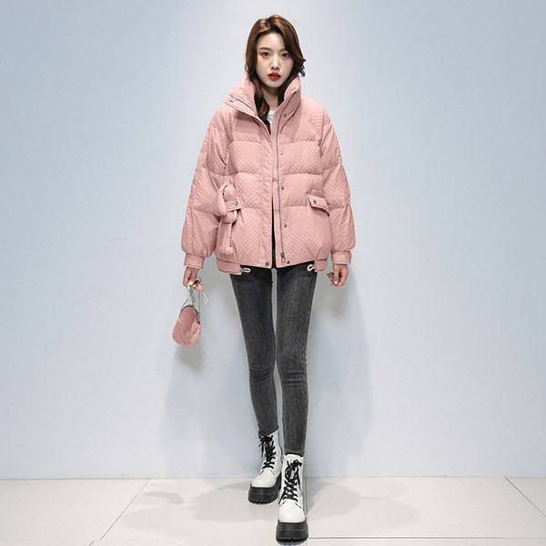 Széles modell női kabát 3D elemmel a zsebében