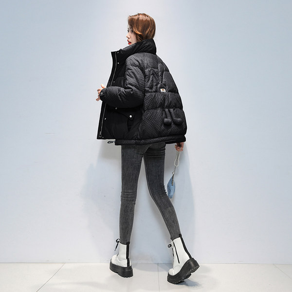 Széles modell női kabát 3D elemmel a zsebében