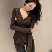 Дамски плетен  пуловер с шпиц деколте