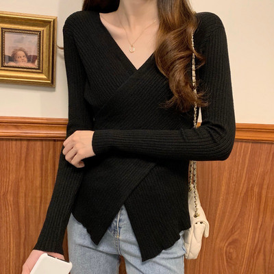 Дамски плетен  пуловер с шпиц деколте