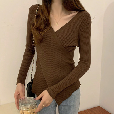 Дамски плетен  пуловер с шпиц деколте