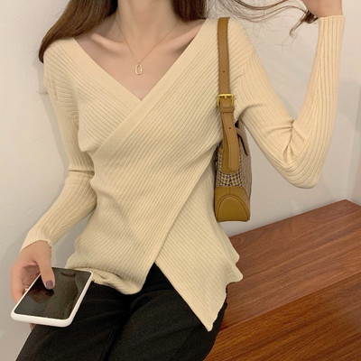 Дамски плетен  пуловер с шпиц деколте