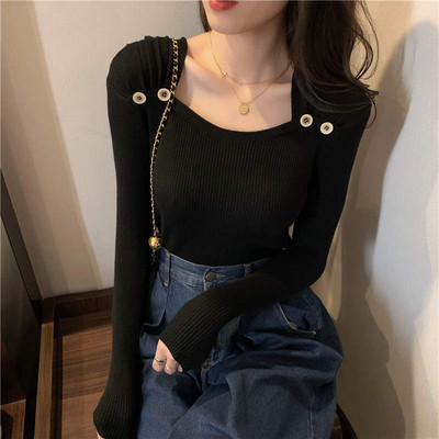 Тънък дамски пуловер с квадратно деколте и декоративни копчета