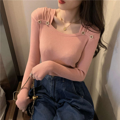 Тънък дамски пуловер с квадратно деколте и декоративни копчета