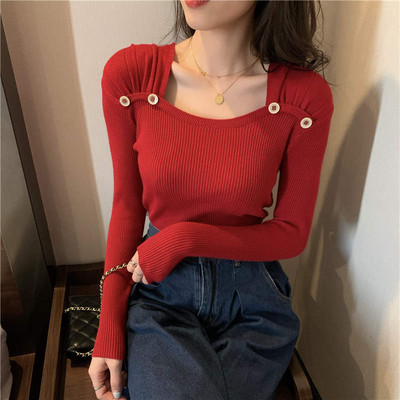 Тънък дамски пуловер с квадратно деколте и декоративни копчета