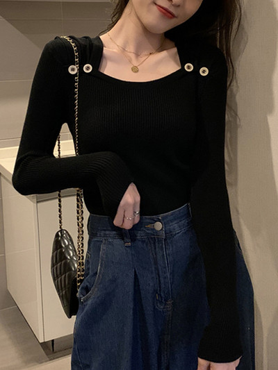 Λεπτό γυναικείο πουλόβερ με τετράγωνη λαιμόκοψη και διακοσμητικά κουμπιά