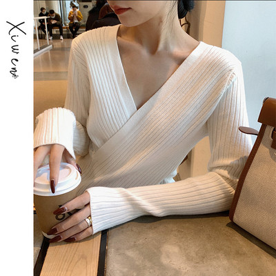 Дамски пуловер с шпиц деколте и дълъг ръкав