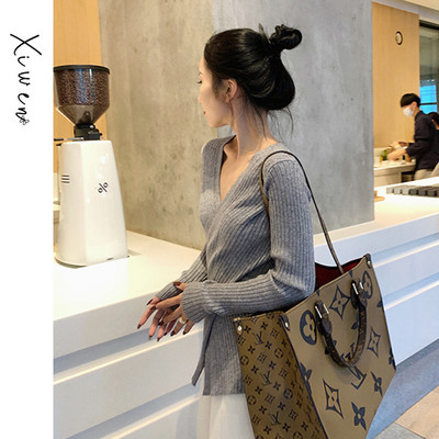 Дамски пуловер с шпиц деколте и дълъг ръкав