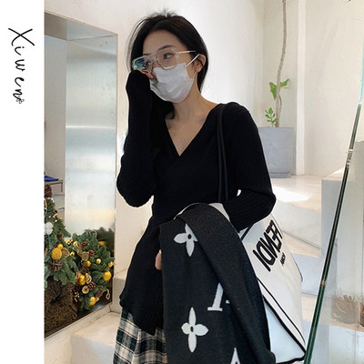 Дамски пуловер с шпиц деколте и дълъг ръкав