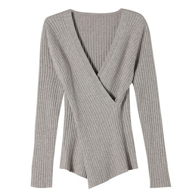 Дамски пуловер с шпиц деколте и дълъг ръкав