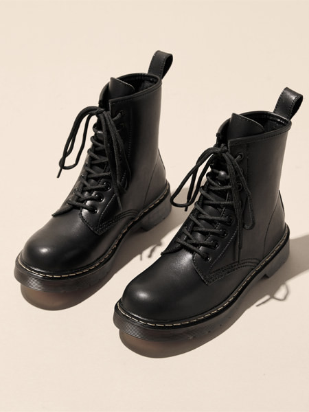 Актуални боти от еко кожа с връзки 