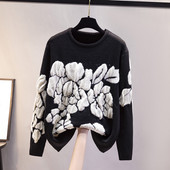 Дамски черен пуловер с обло деколте