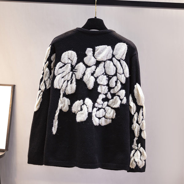 Дамски черен пуловер с обло деколте 