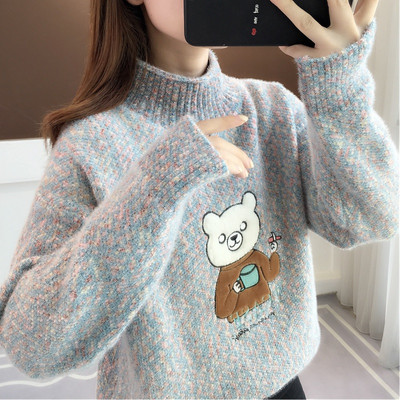 Дамски пуловер с висока яка  бродиран надпис и апликация