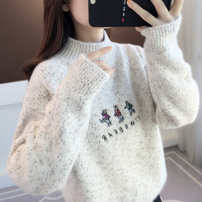 Γυναικείο πουλόβερ με κεντητή επιγραφή και απλικέ