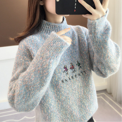 Дамски пуловер с бродиран надпис и апликация