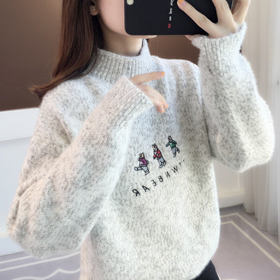 Дамски пуловер с бродиран надпис и апликация