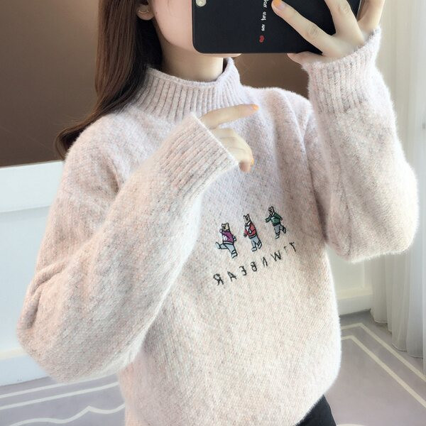 Дамски пуловер с бродиран надпис и апликация 